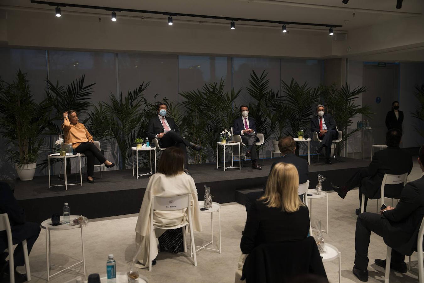 Carmen de Carlos, Julián Quirós, José María Aznar y Manuel Contreras Caro durante el Foro Vocento España-Chile. 