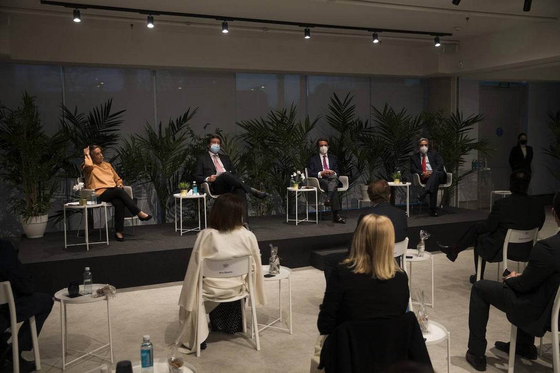 Carmen de Carlos, Julián Quirós, José María Aznar y Manuel Contreras Caro durante el Foro Vocento España-Chile. 