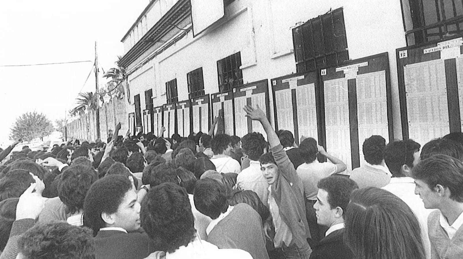Veinte años del servicio militar obligatorio: imágenes históricas de los sorteos de quintos en Sevilla