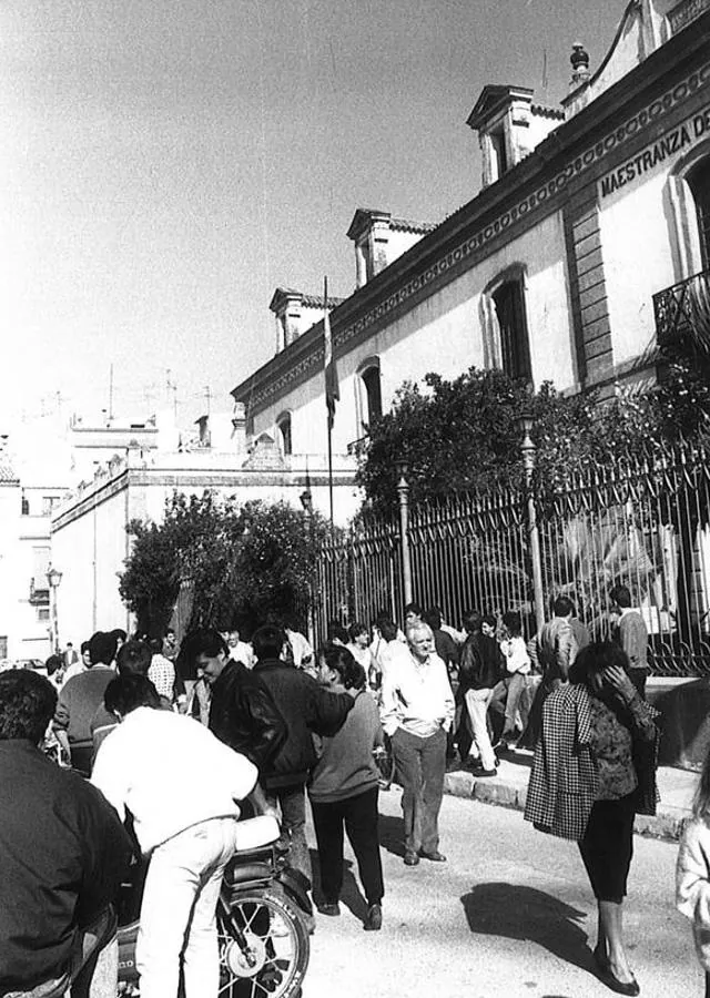 Veinte años del servicio militar obligatorio: imágenes históricas de los sorteos de quintos en Sevilla
