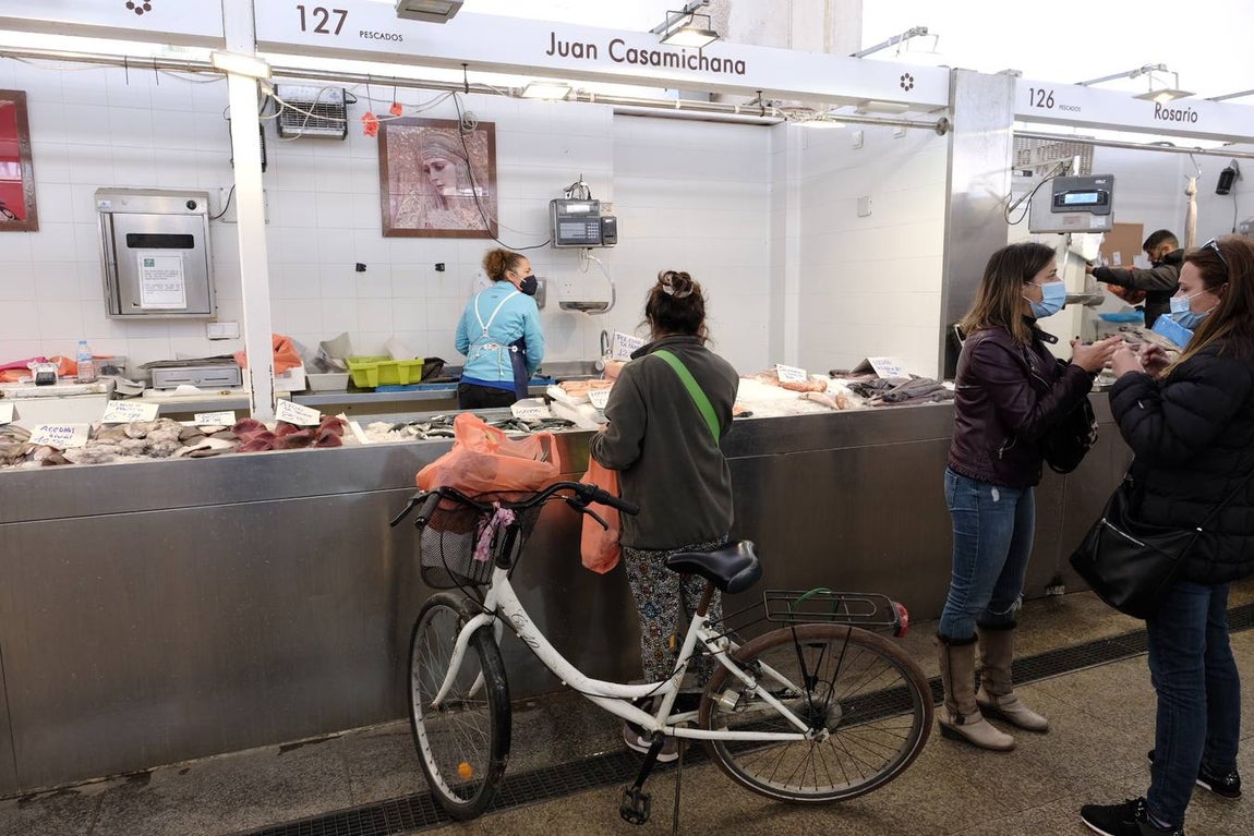 FOTOS: El buen tiempo empuja a los gaditanos a la calle