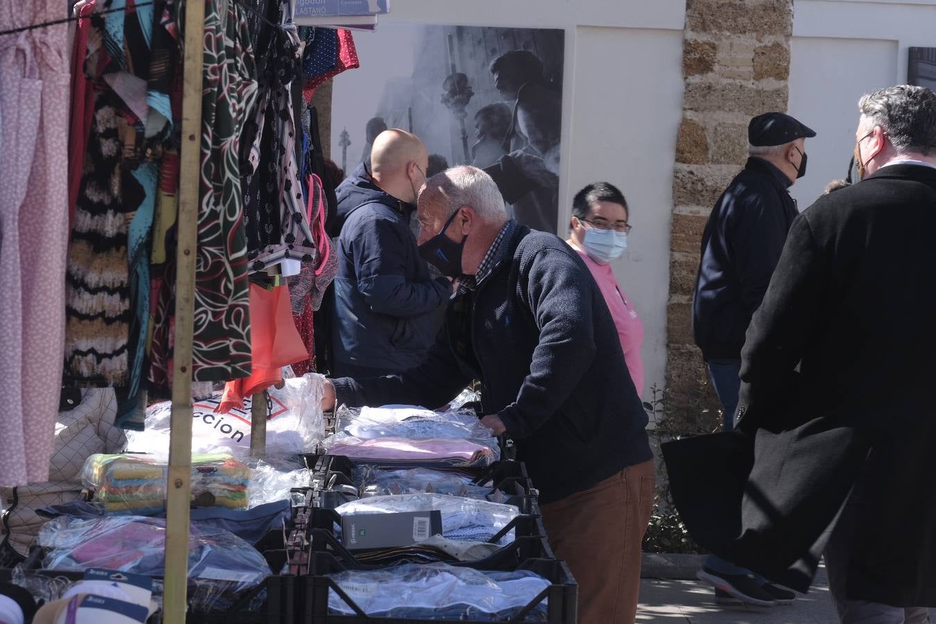 FOTOS: El buen tiempo empuja a los gaditanos a la calle