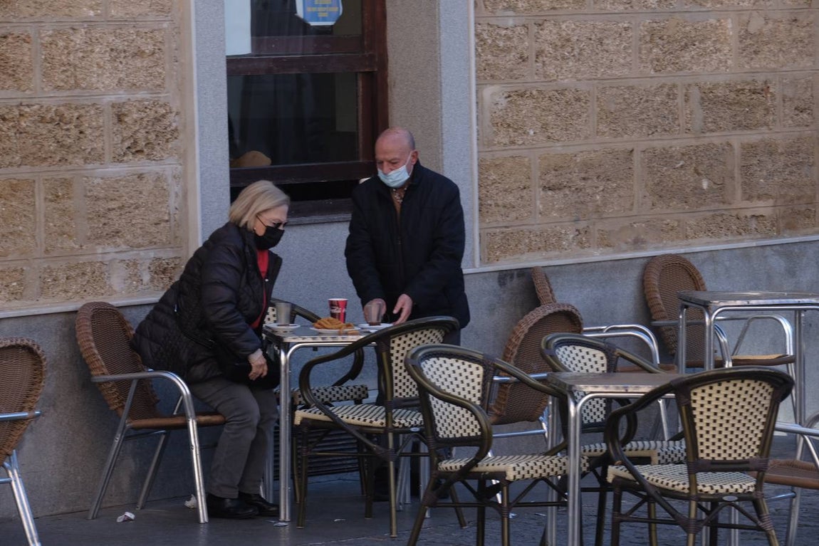 FOTOS: El buen tiempo empuja a los gaditanos a la calle