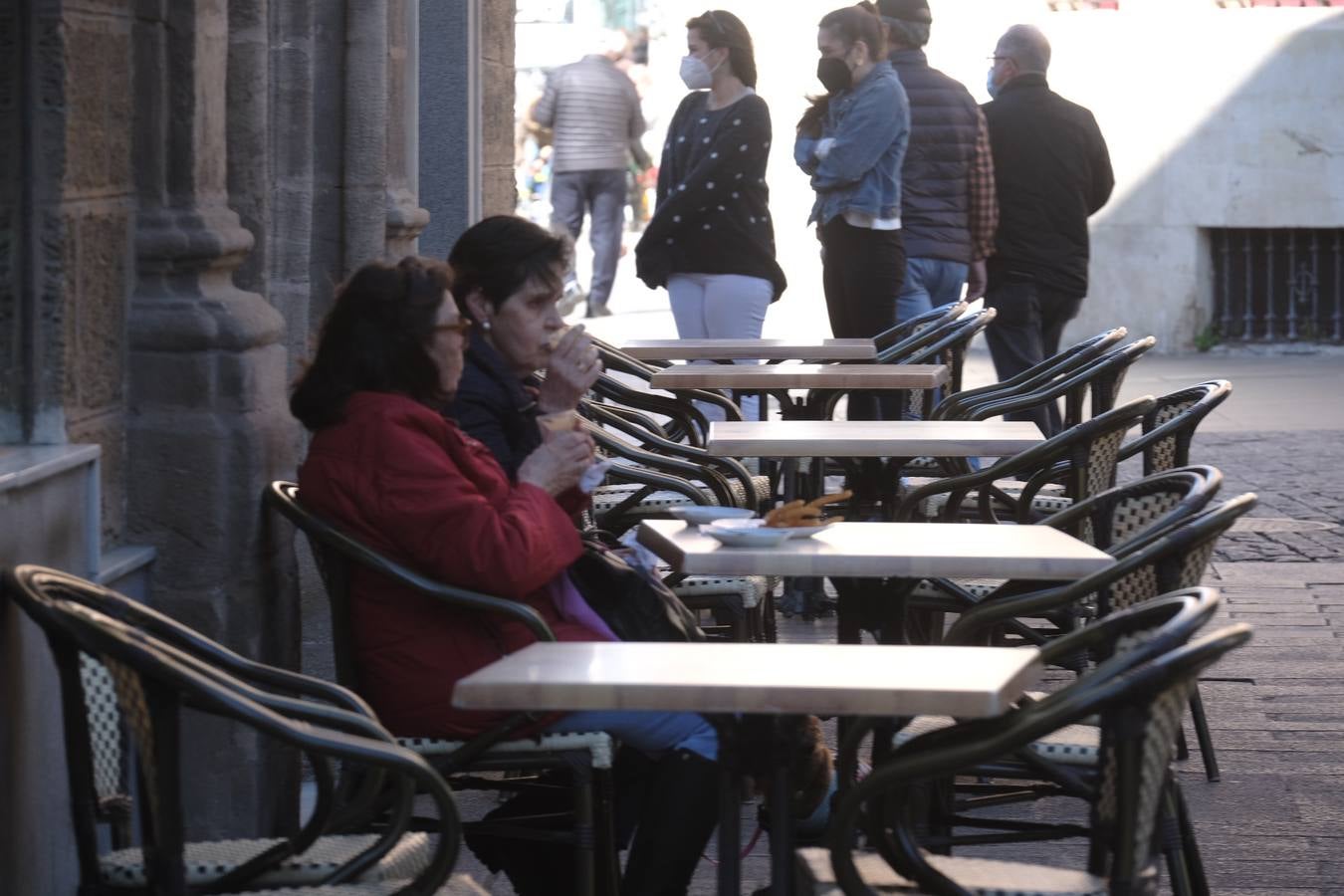 FOTOS: El buen tiempo empuja a los gaditanos a la calle