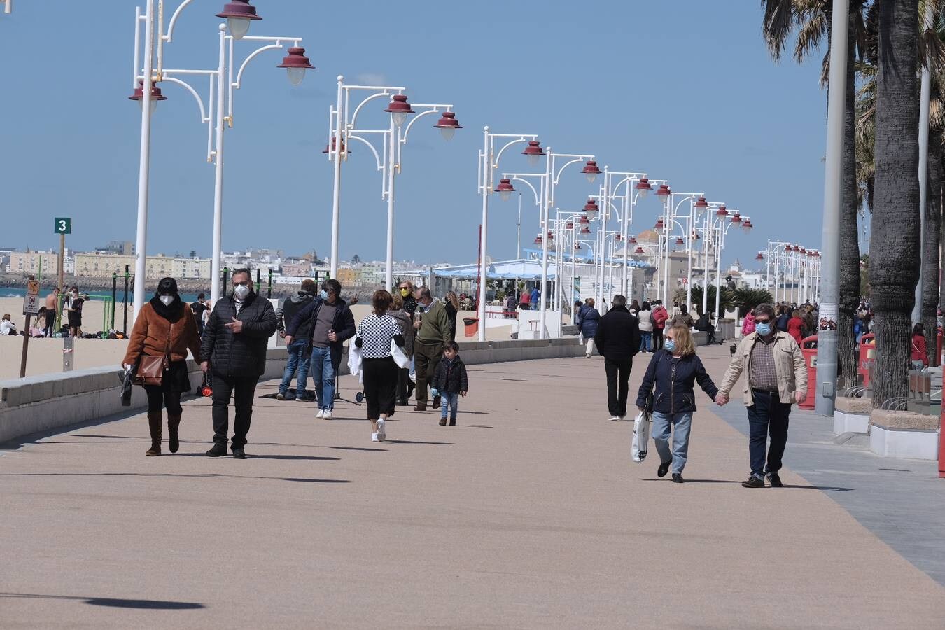 FOTOS: El buen tiempo empuja a los gaditanos a la calle