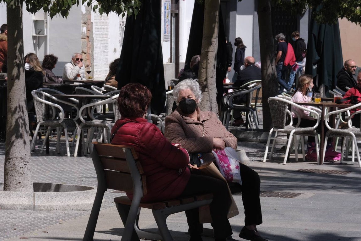 FOTOS: El buen tiempo empuja a los gaditanos a la calle