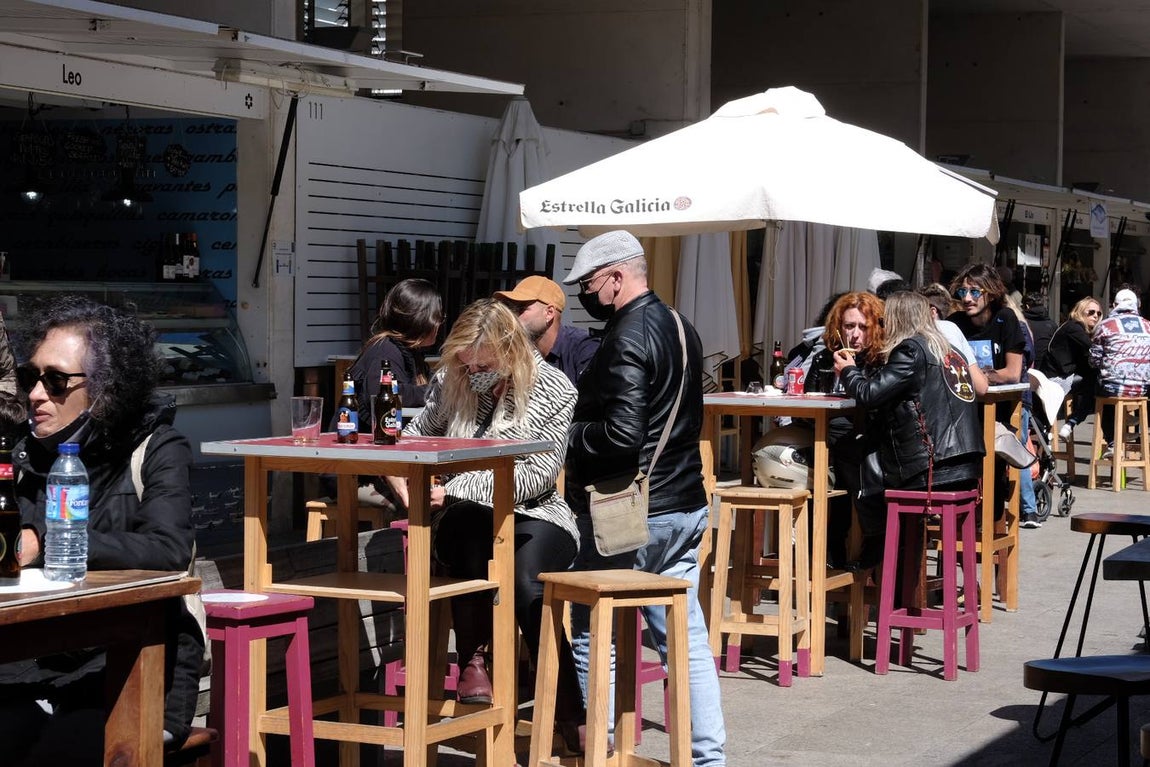 FOTOS: El buen tiempo empuja a los gaditanos a la calle