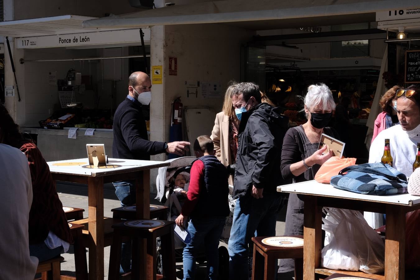 FOTOS: El buen tiempo empuja a los gaditanos a la calle