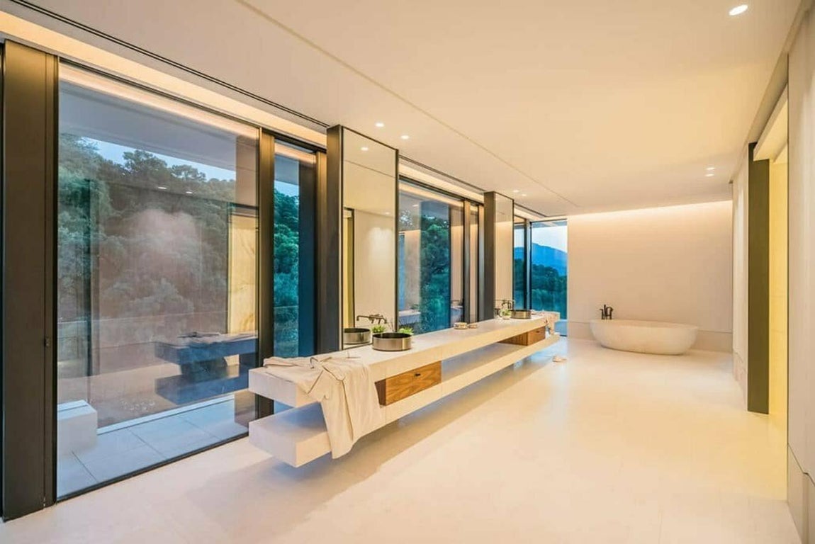 Así es por dentro 'El diamante de Marbella'. Aunque cuenta con 14 baños, el de la suite principal es de gran tamaño no tiene nada que envidiar a los hoteles de lujo, con una magnífica bañera de mármol pulido de 800 kg y una inmensa terraza.