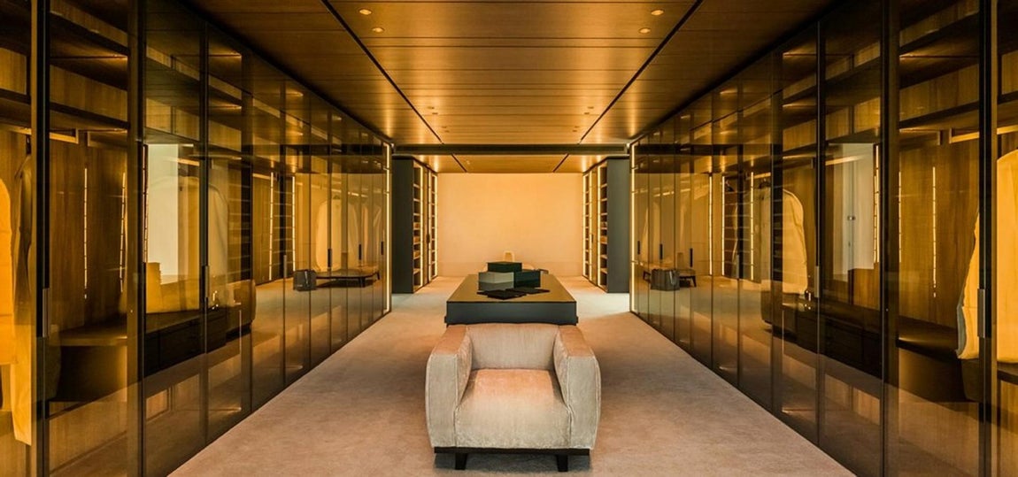 Así es por dentro 'El diamante de Marbella'. El vestidor toma como referencia los diseños de las boutiques de lujo, con armarios acristalados y una cuidada iluminación.