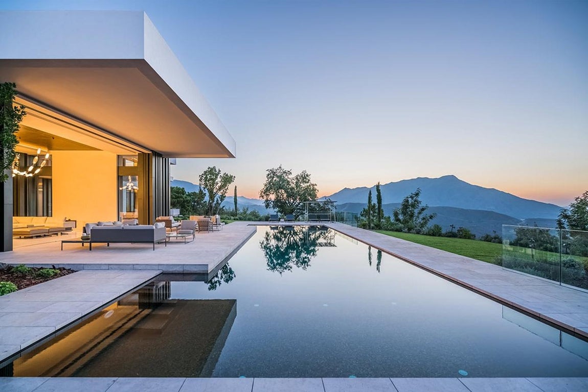 Así es por dentro 'El diamante de Marbella'. Los jardines también están cuidados a la perfección, donde destaca una piscina de agua salada que entra por debajo de la casa con una profundidad de casi 5 metros.