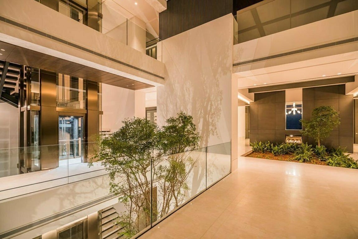 Así es por dentro 'El diamante de Marbella'. Aunque la mayoría de los espacios son abiertos, los pasillos están cuidados al detalle, con diferentes alturas y una gran cantidad de plantas que le confieren un acabado muy fresco y todavía más sofisticado