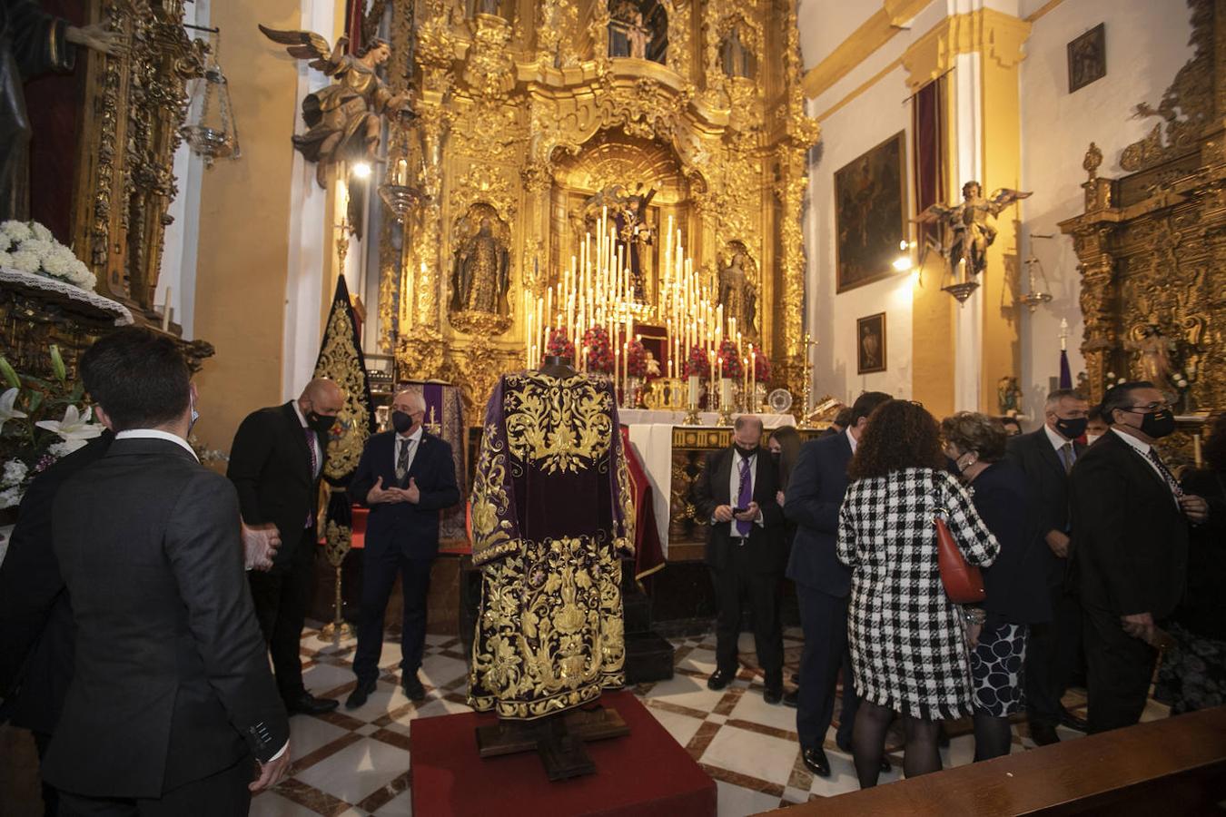 La nueva túnica bordada del Señor de la Pasión de Córdoba, en imágenes