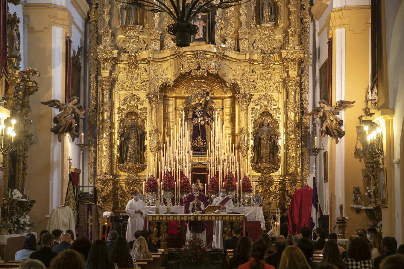 La nueva túnica bordada del Señor de la Pasión de Córdoba, en imágenes