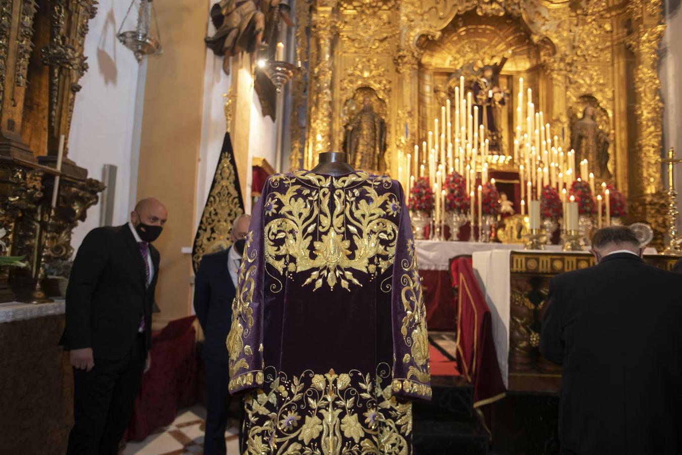 La nueva túnica bordada del Señor de la Pasión de Córdoba, en imágenes