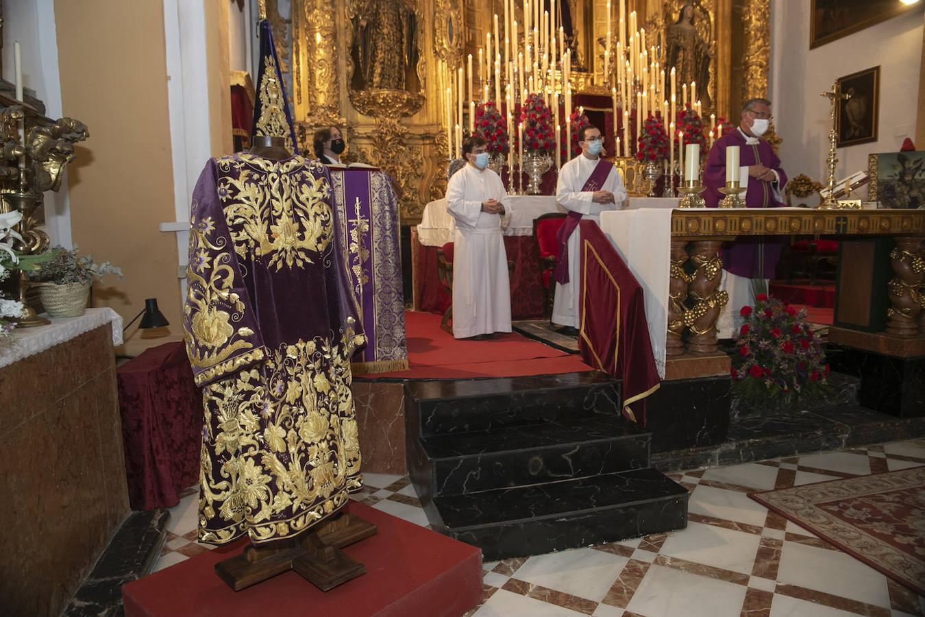 La nueva túnica bordada del Señor de la Pasión de Córdoba, en imágenes