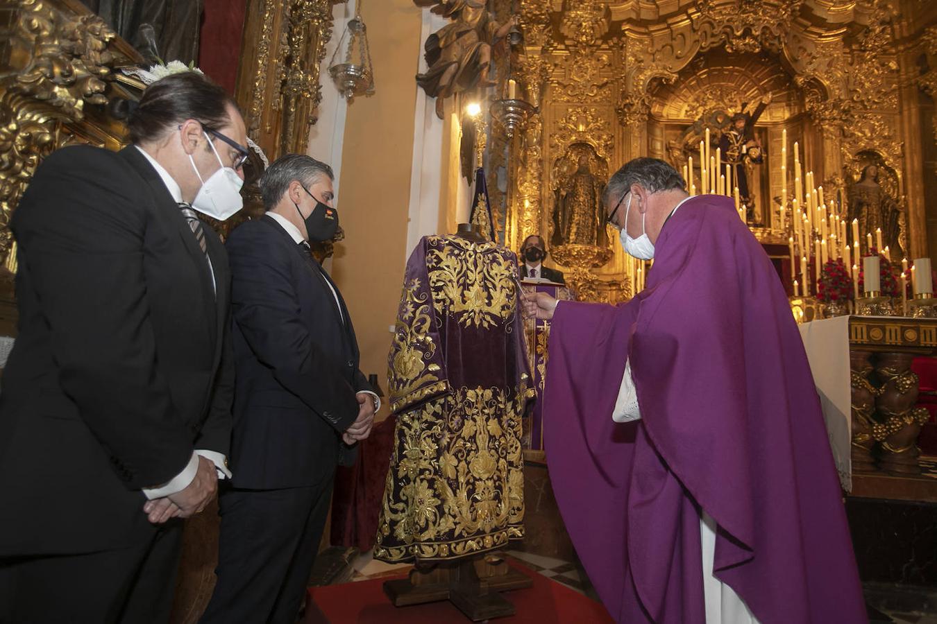 La nueva túnica bordada del Señor de la Pasión de Córdoba, en imágenes