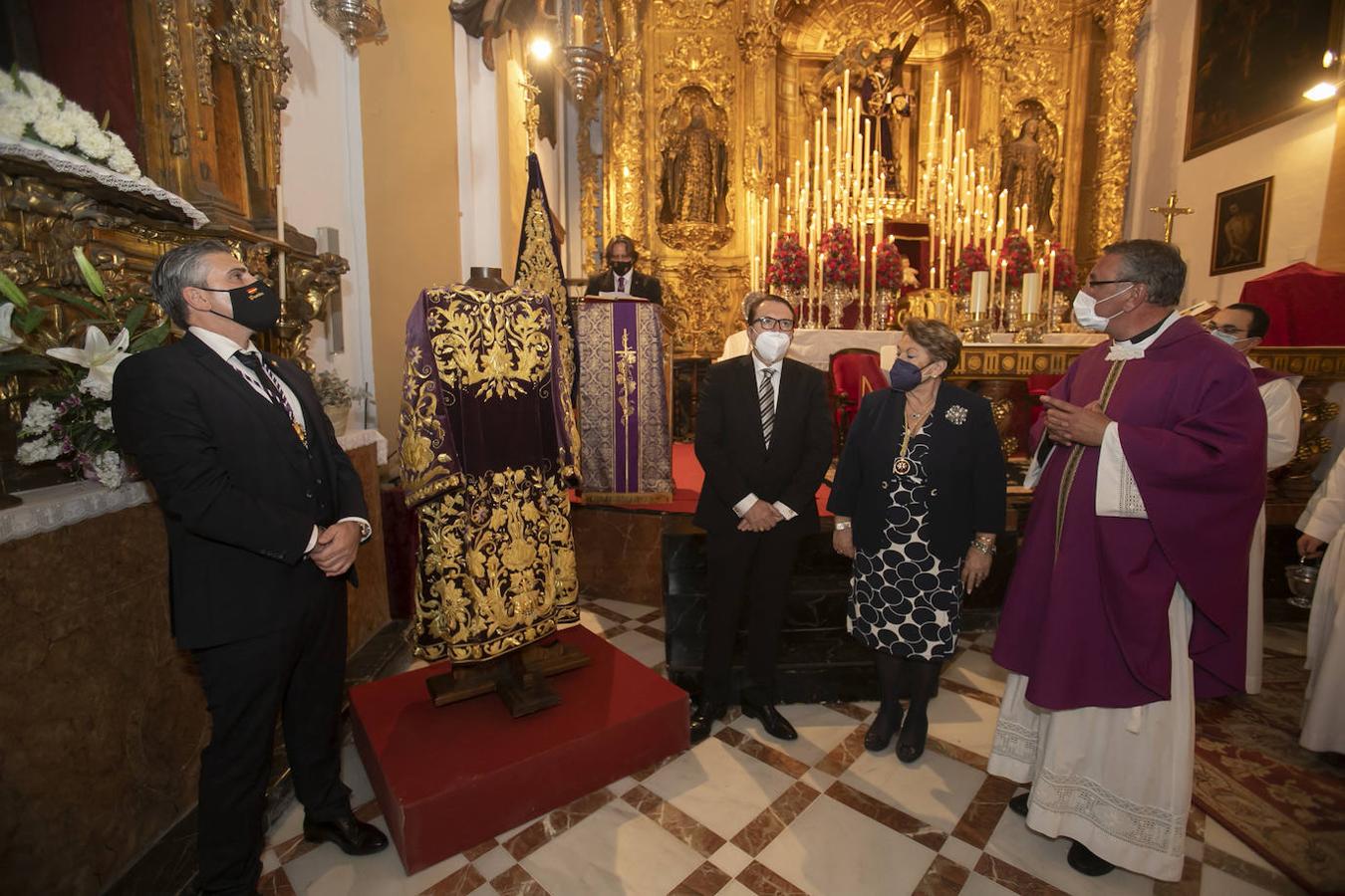 La nueva túnica bordada del Señor de la Pasión de Córdoba, en imágenes