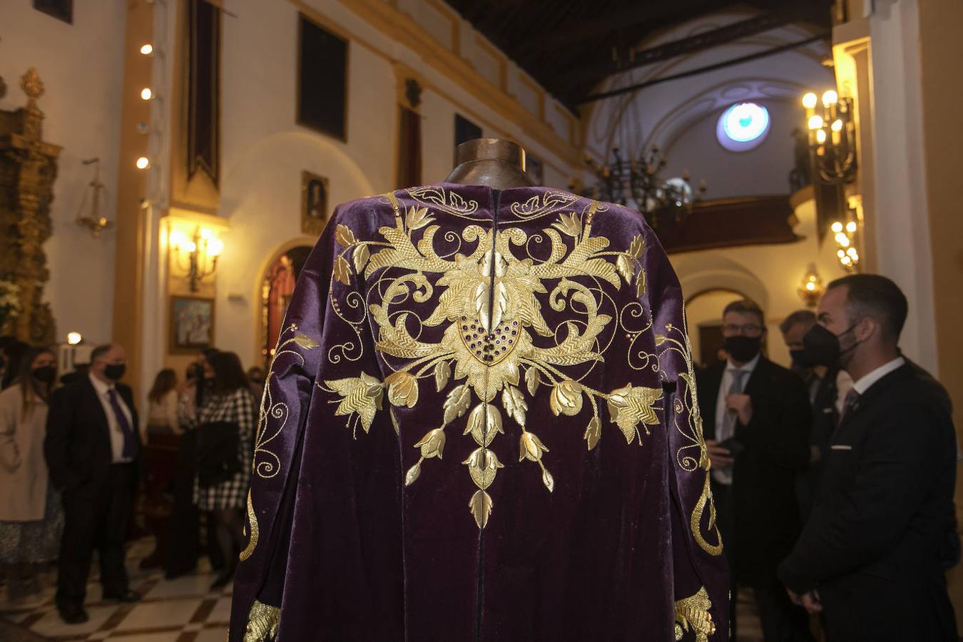 La nueva túnica bordada del Señor de la Pasión de Córdoba, en imágenes