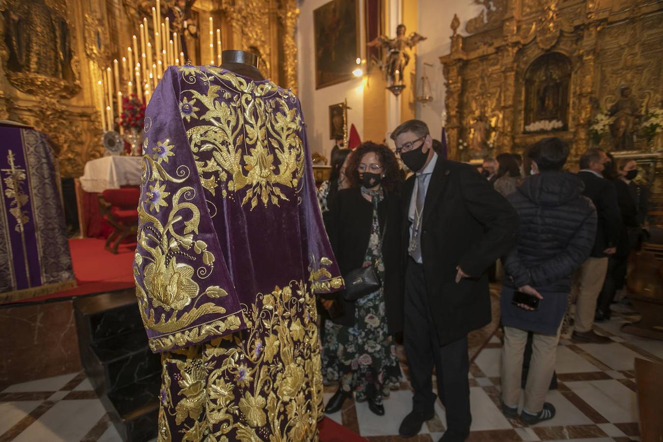 La nueva túnica bordada del Señor de la Pasión de Córdoba, en imágenes