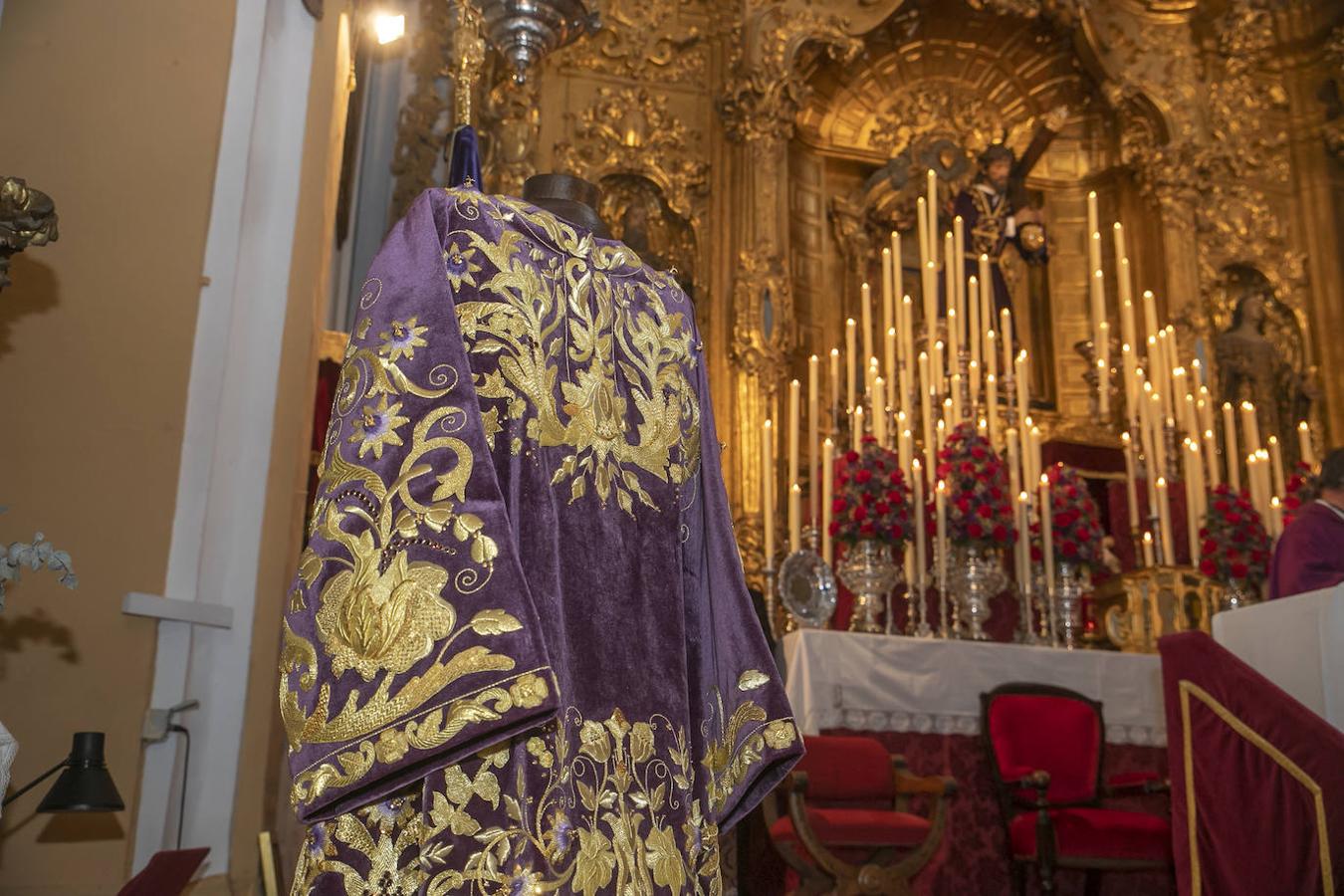 La nueva túnica bordada del Señor de la Pasión de Córdoba, en imágenes