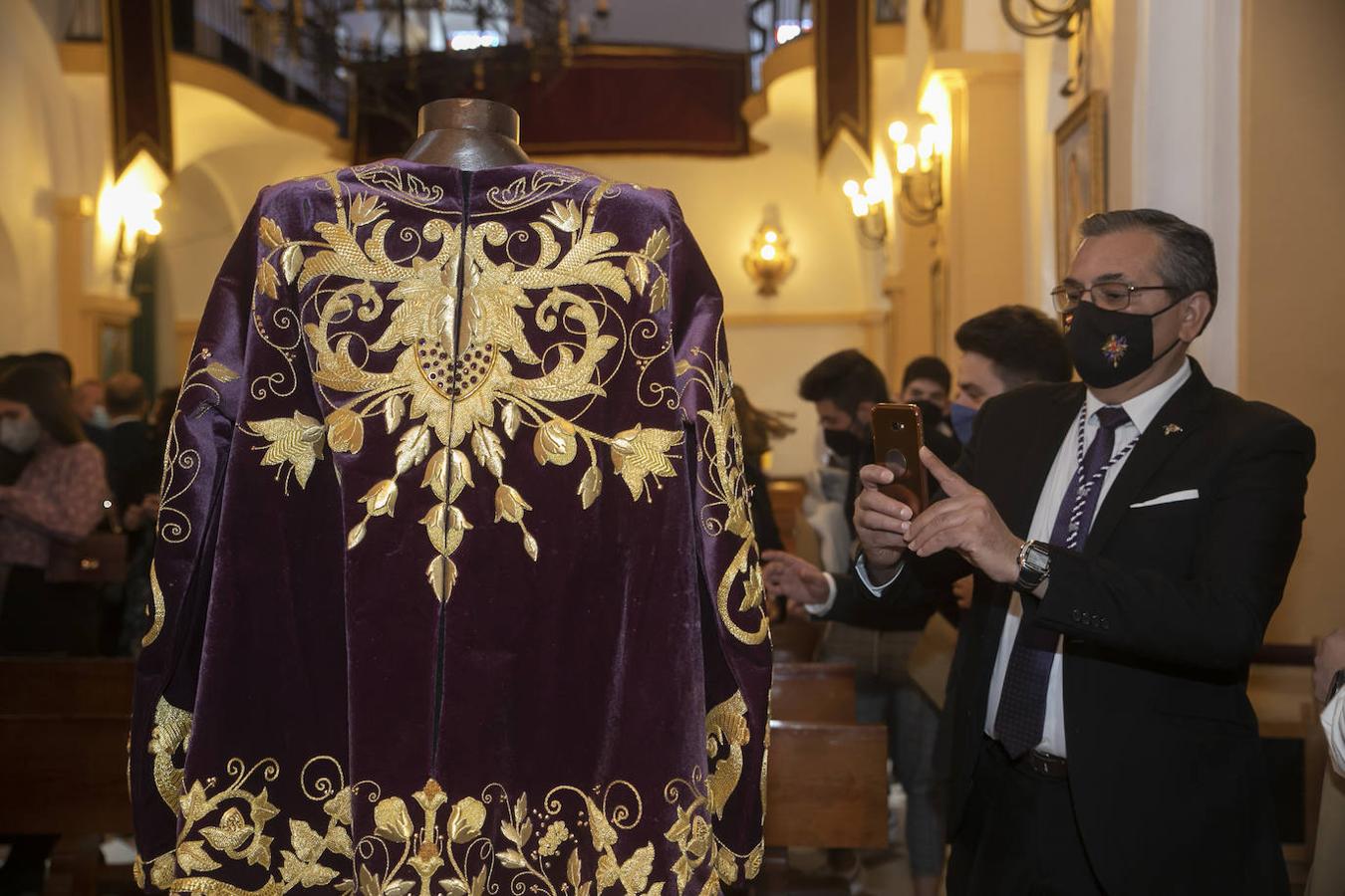 La nueva túnica bordada del Señor de la Pasión de Córdoba, en imágenes