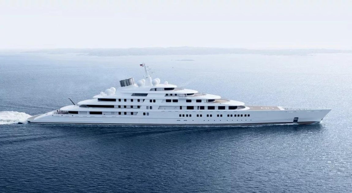 Azzam, el megayate más largo del mundo. En cuanto al diseño exterior, en sus 180 metros de eslora, llama la atención que apenas tiene cubiertas al aire libre, salvo en la proa, que hace las veces de helipuerto.