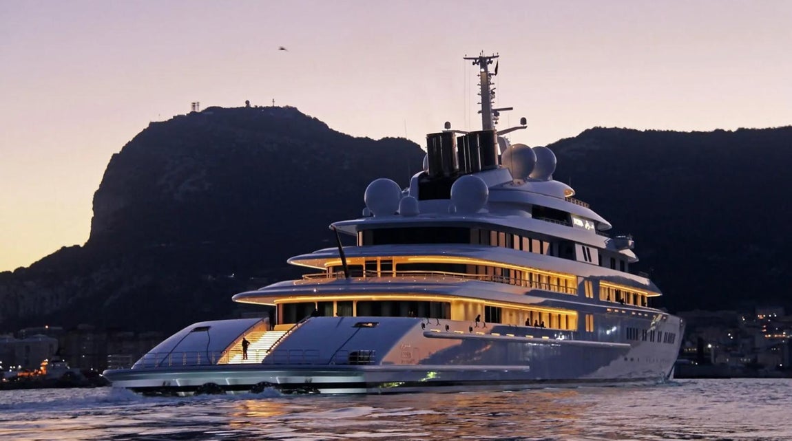 Azzam, el megayate más largo del mundo. El yate comenzó a construirse en 2013 y tardó 4 años en finalizarse, un trabajo que llevó a cabo el astillero Lürssen Yachts, en Bremen, Alemania. Del diseño exterior se ha encargado Nauta Yachts, aunque con un ingeniero náutico de origen árabe, Mubarak Saad al Ahbabi, quien ha dirigido toda la construcción desde el inicio.