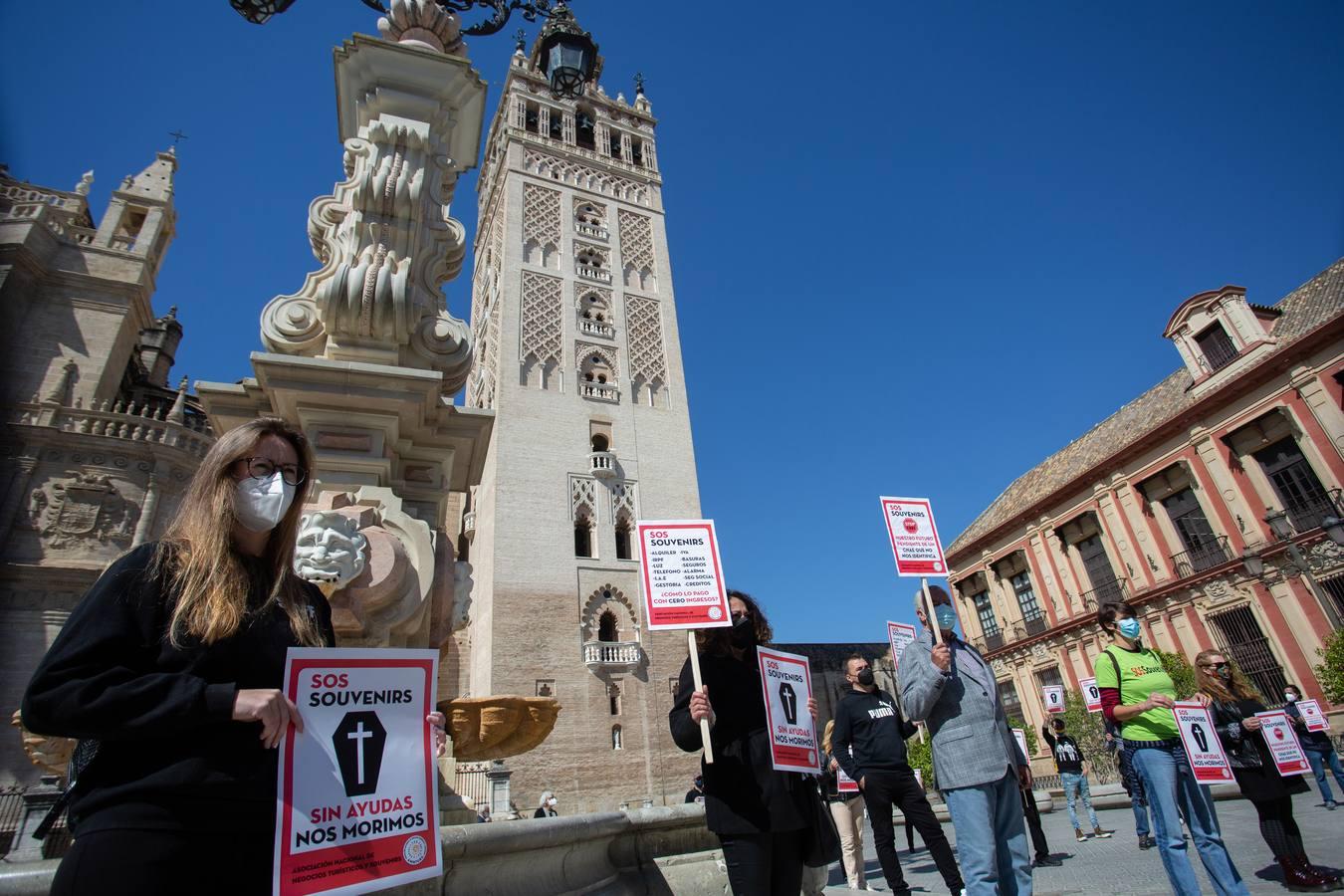 Fotogalería: Movilización de las tiendas de souvenirs ante la situación límite de su sector