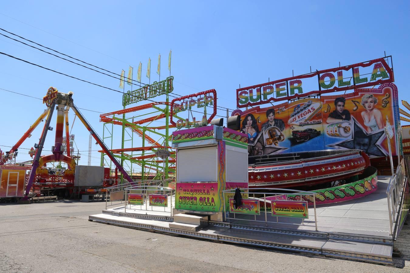 En imágenes, montaje del parque de atracciones Vive Park en el recinto ferial