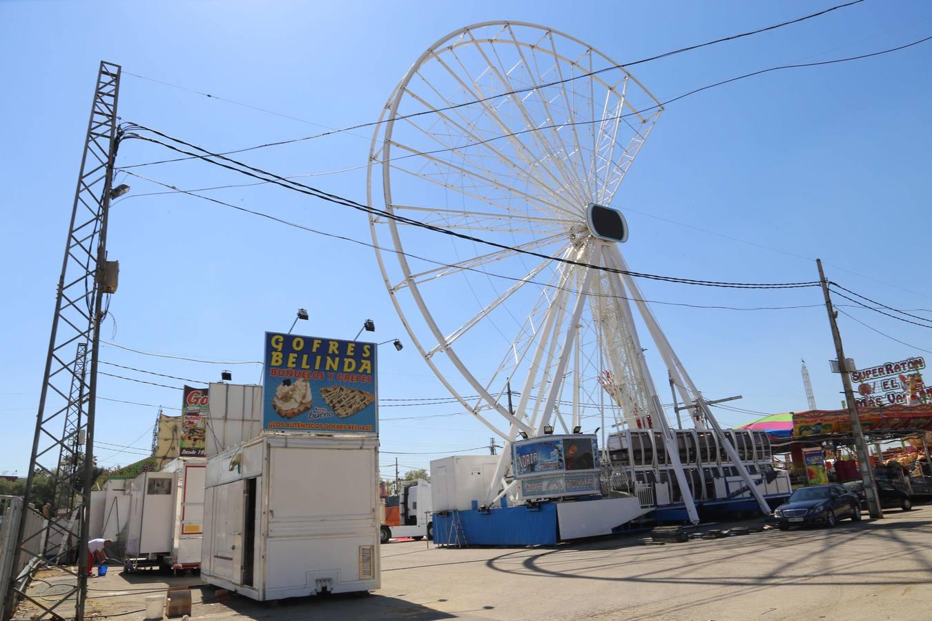 En imágenes, montaje del parque de atracciones Vive Park en el recinto ferial