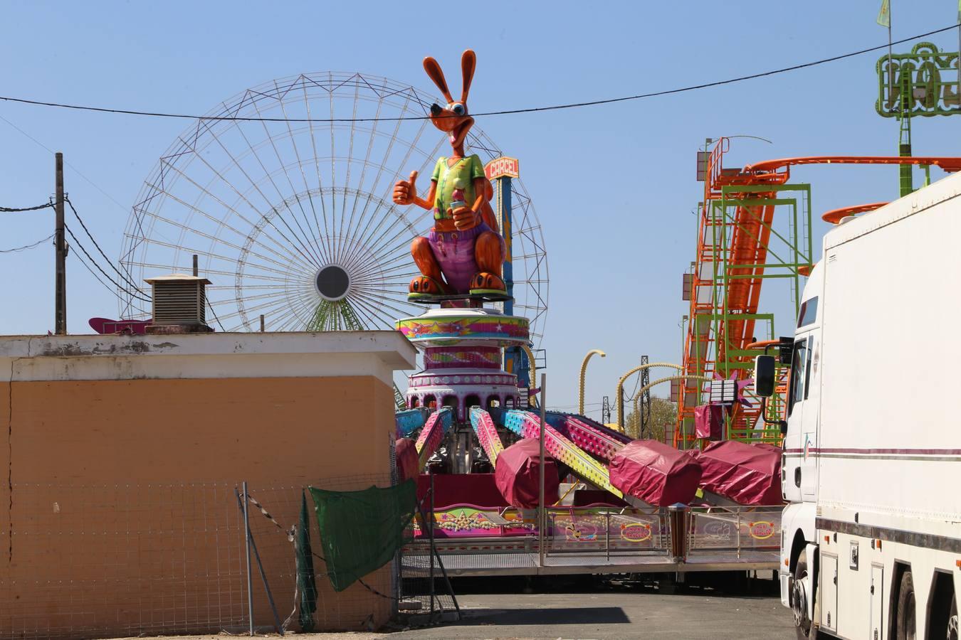 En imágenes, montaje del parque de atracciones Vive Park en el recinto ferial