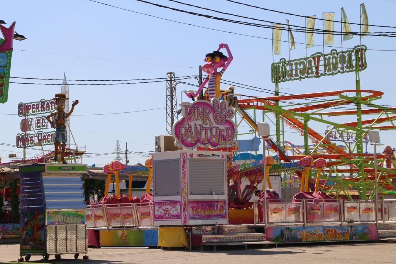 En imágenes, montaje del parque de atracciones Vive Park en el recinto ferial