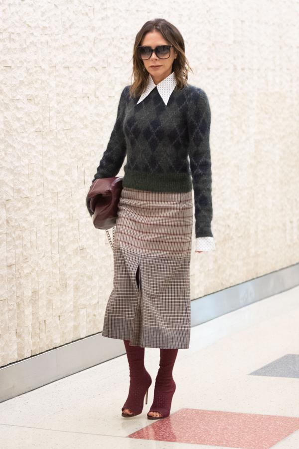 Estampados opuestos. Combinar estampados se convierte en todo un arte que, como era de esperar, también sucumbe a las modas. Flores con lunares, cuadros con rayas... antes solo las más valientes (o las que no tenían demasiado sentid del gusto) se atrevían a llevar y que hoy son un imprescindible. Incluso gurús de la industria como Victoria Beckham, que antes vestían prints más uniformes, ahora no tienen miedo de mezclar tejidoss y colores opuestos en el mismo look.