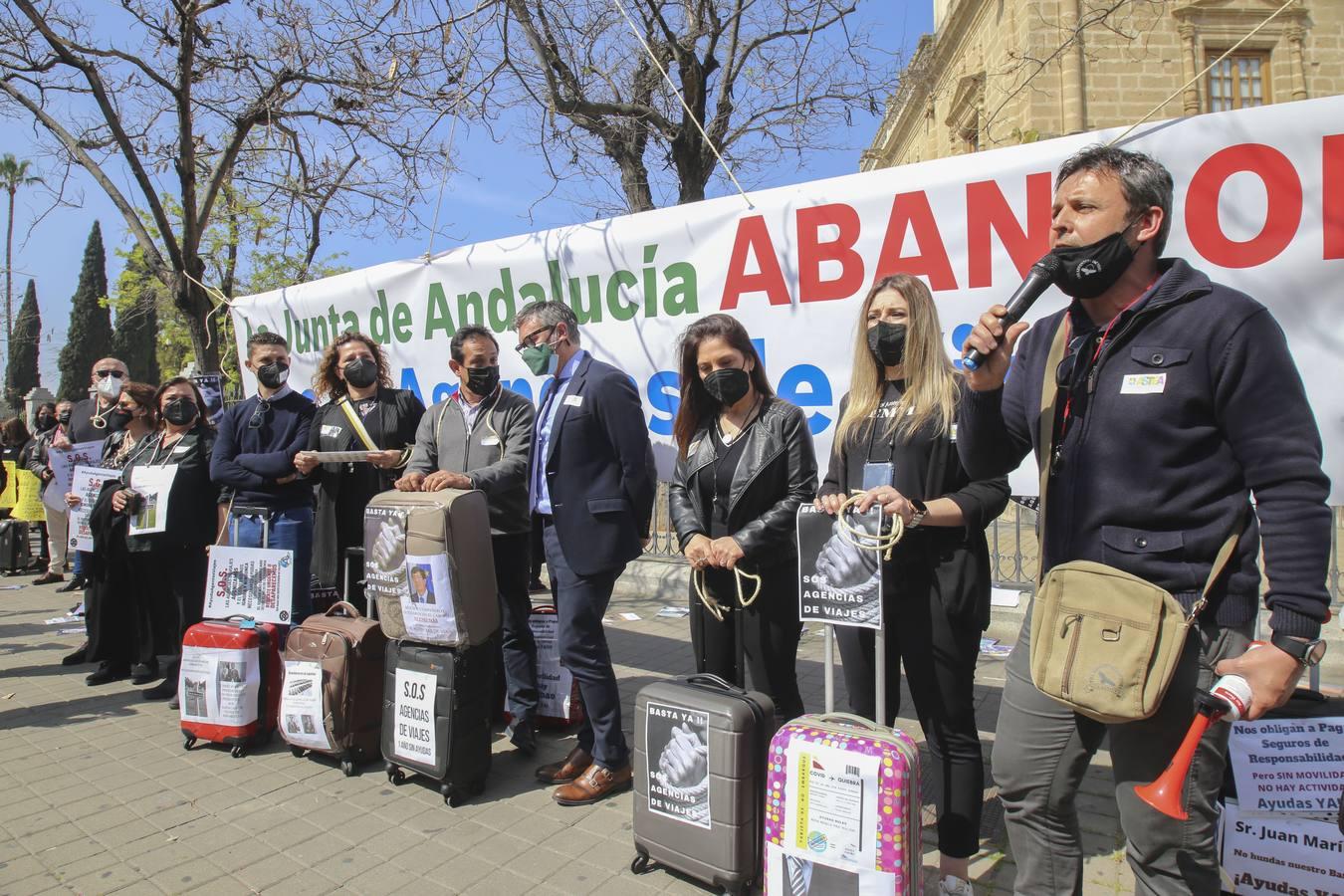 Fotogalería: Protesta de las agencias de viajes frente al Parlamento de Andalucía