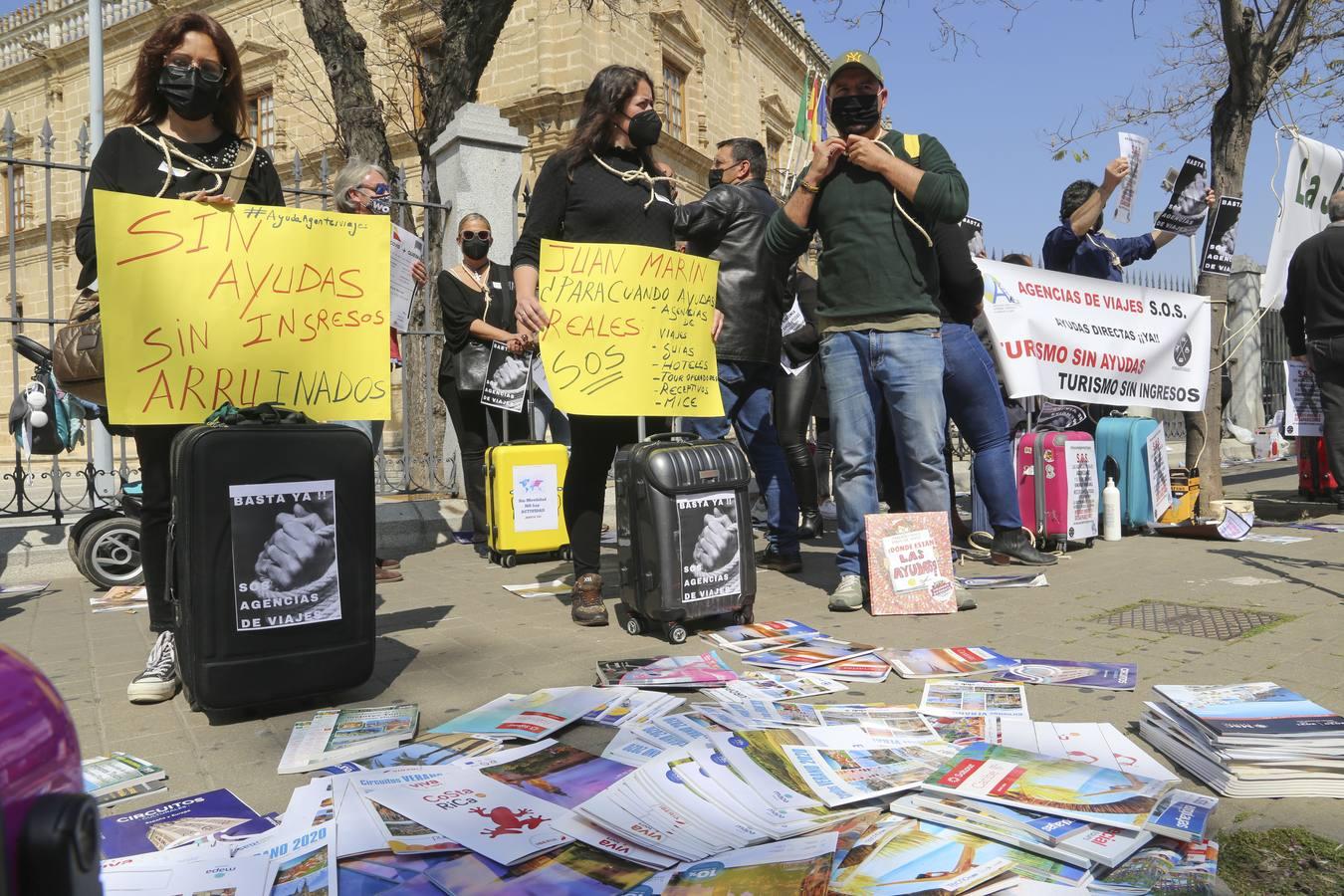 Fotogalería: Protesta de las agencias de viajes frente al Parlamento de Andalucía