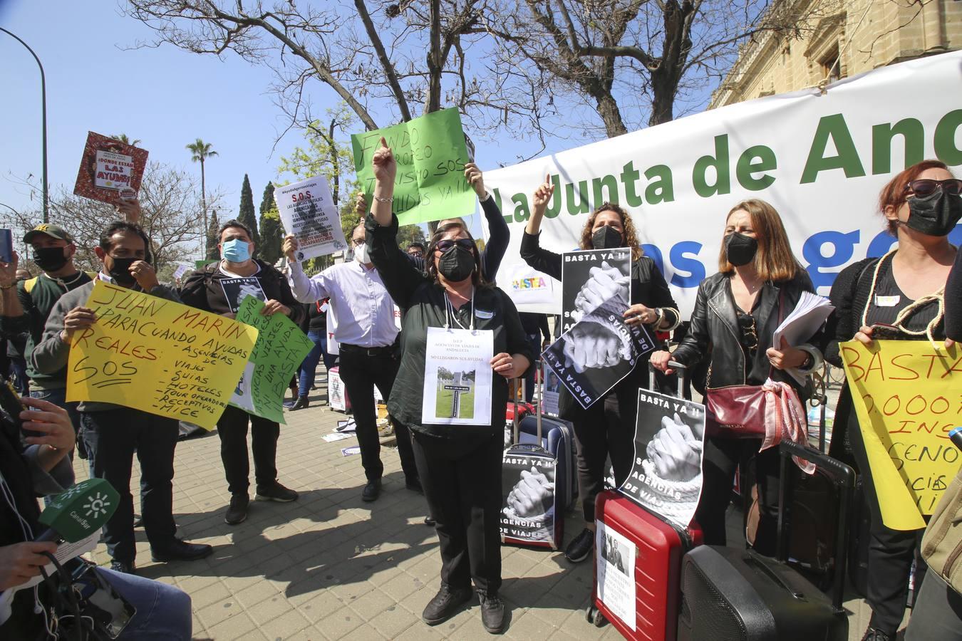 Fotogalería: Protesta de las agencias de viajes frente al Parlamento de Andalucía