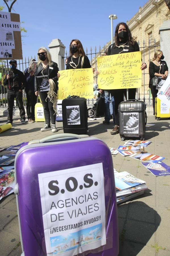 Fotogalería: Protesta de las agencias de viajes frente al Parlamento de Andalucía