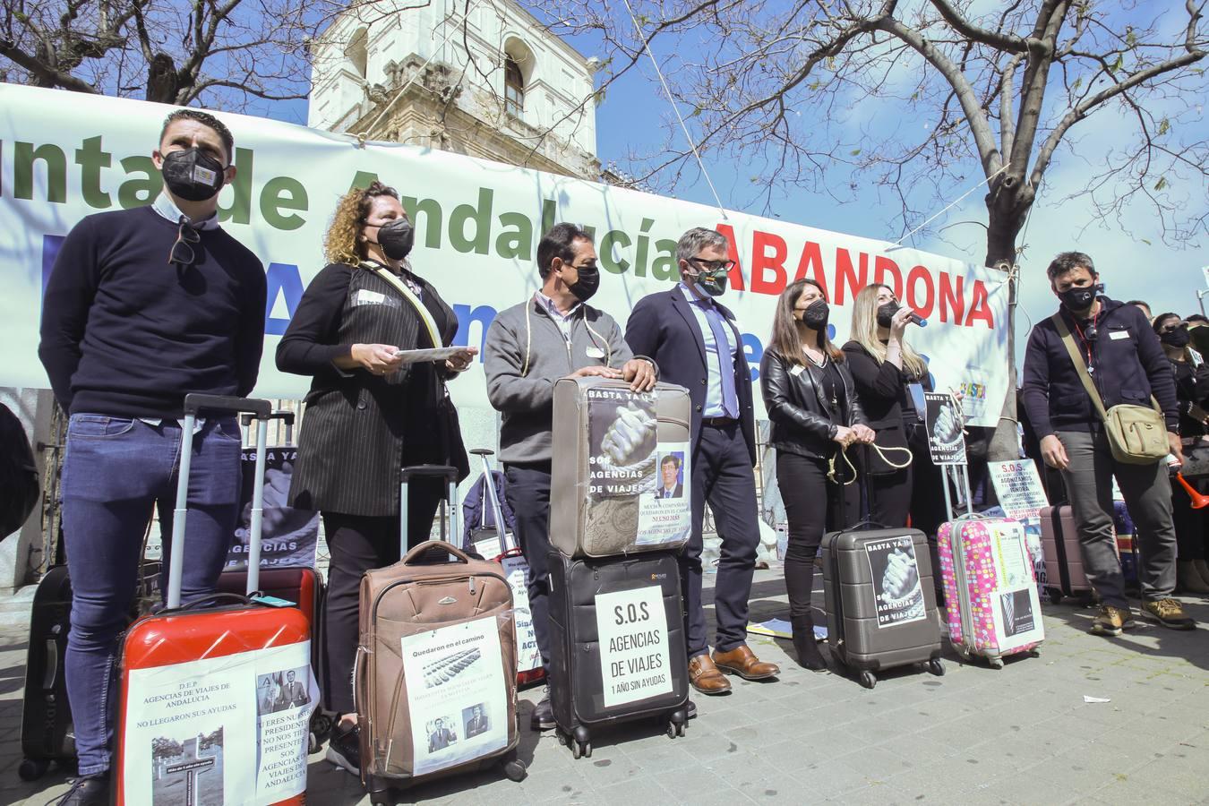 Fotogalería: Protesta de las agencias de viajes frente al Parlamento de Andalucía