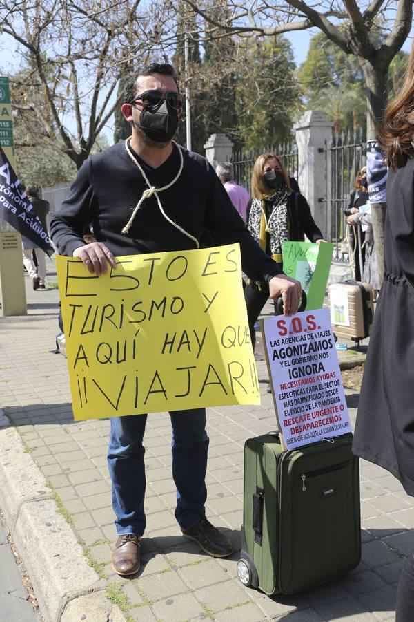 Fotogalería: Protesta de las agencias de viajes frente al Parlamento de Andalucía