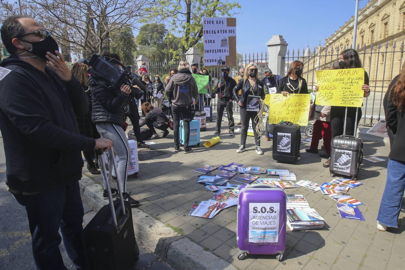 Fotogalería: Protesta de las agencias de viajes frente al Parlamento de Andalucía