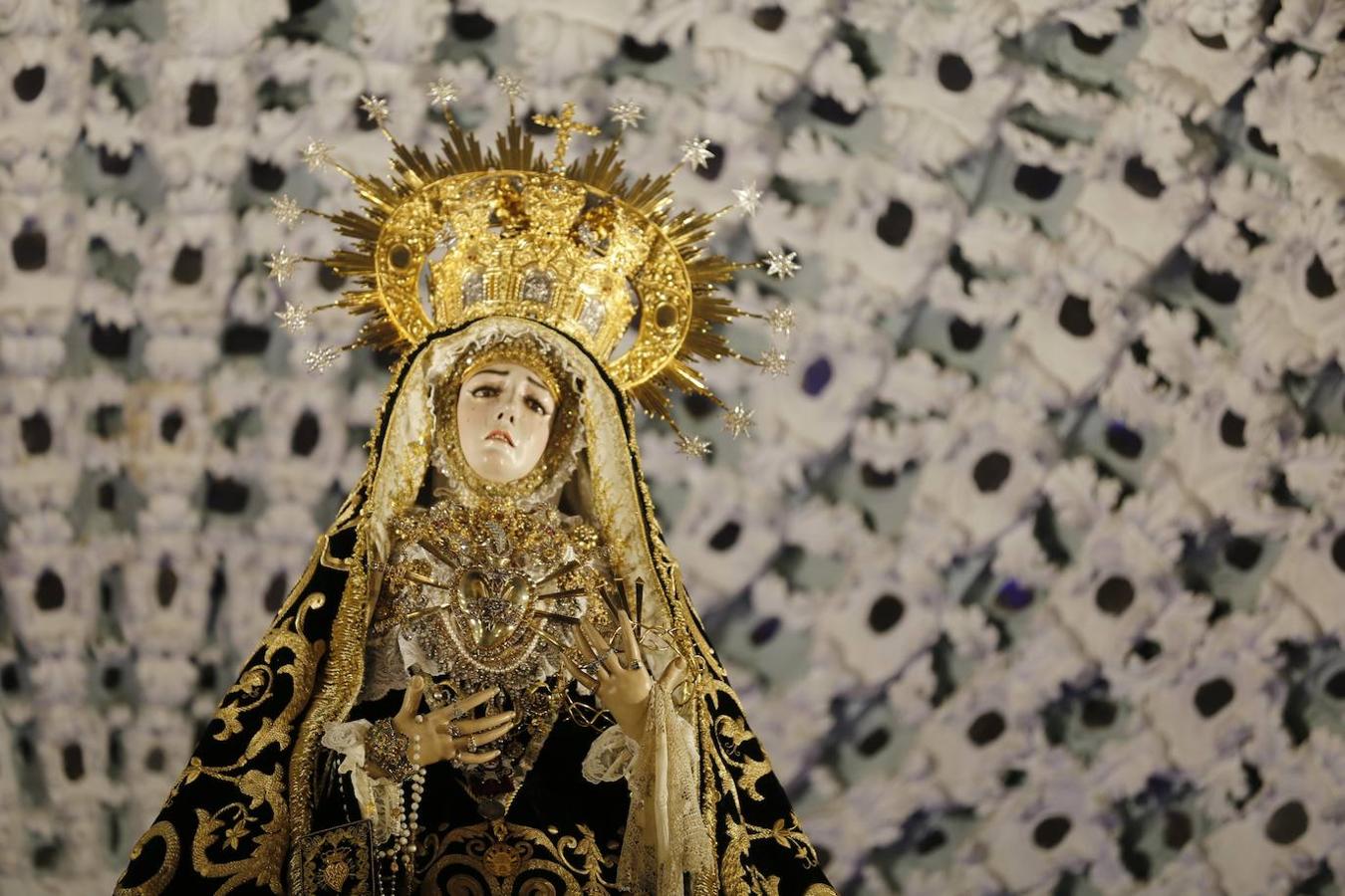 La peana restaurada de la Virgen de los Dolores de Córdoba recobra todo su brillo de oro original