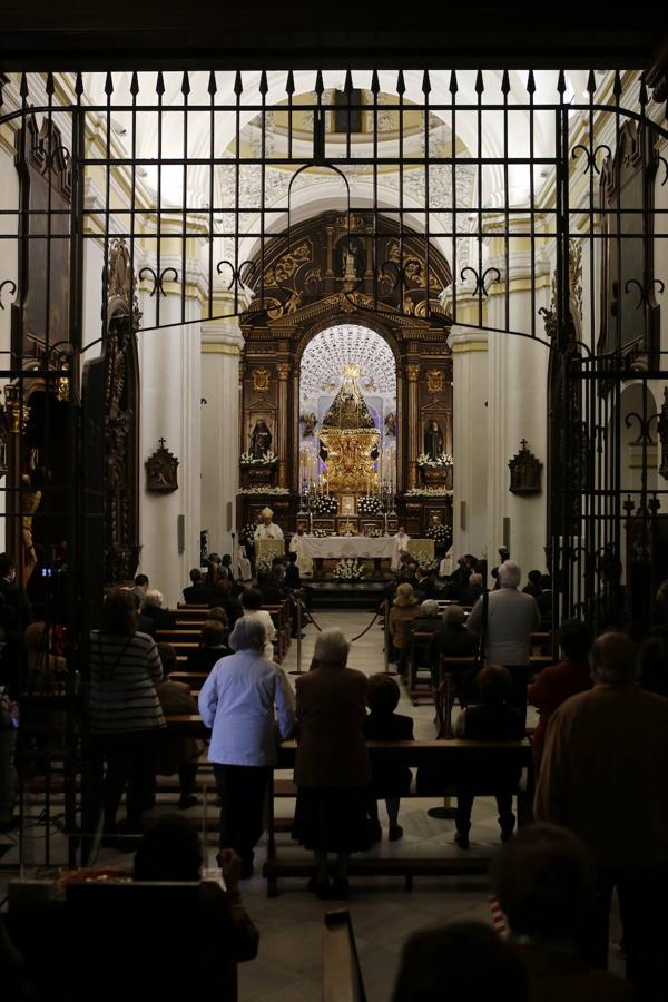 El Viernes de Dolores en la plaza de Capuchinos de Córdoba, en imágenes