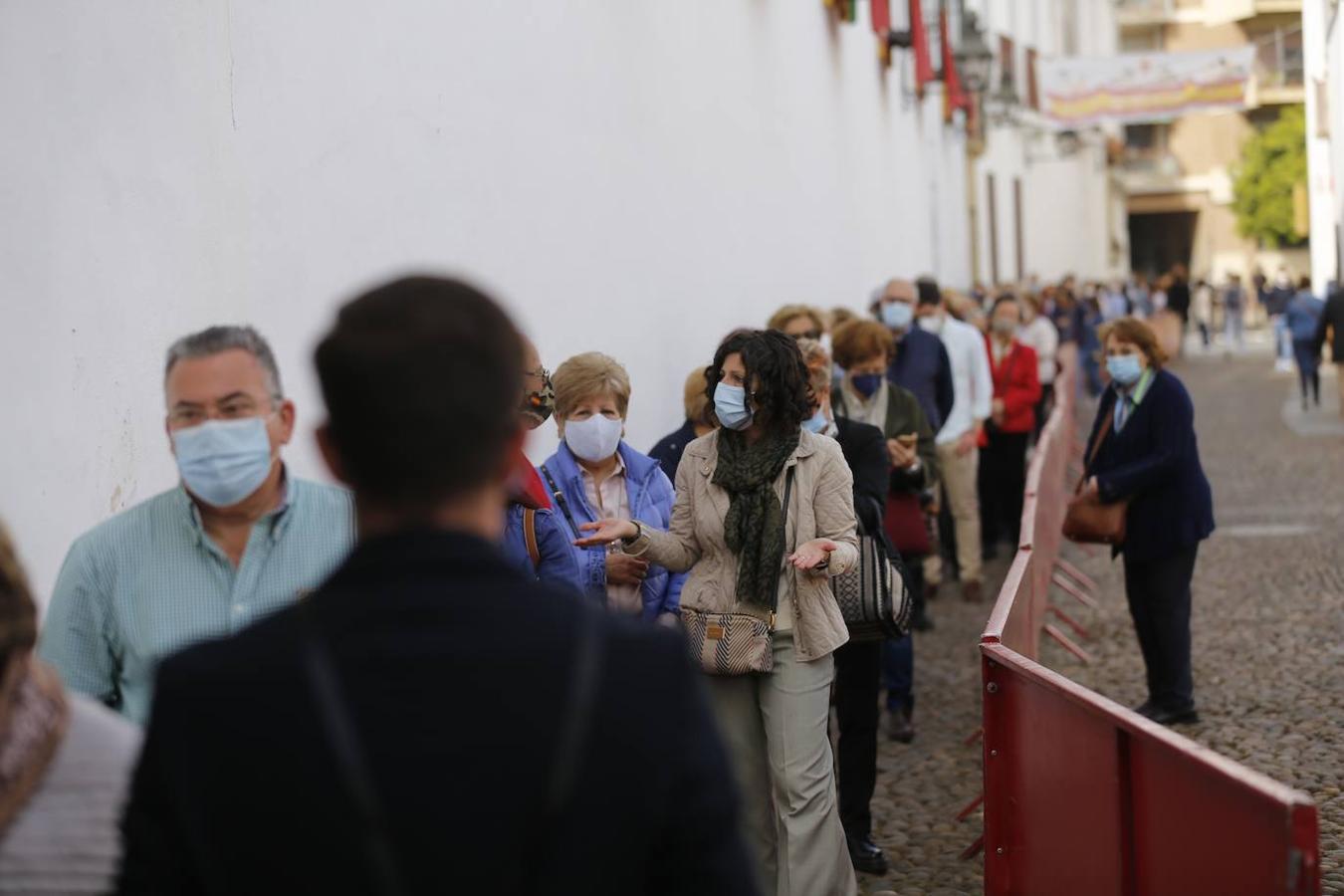 El Viernes de Dolores en la plaza de Capuchinos de Córdoba, en imágenes