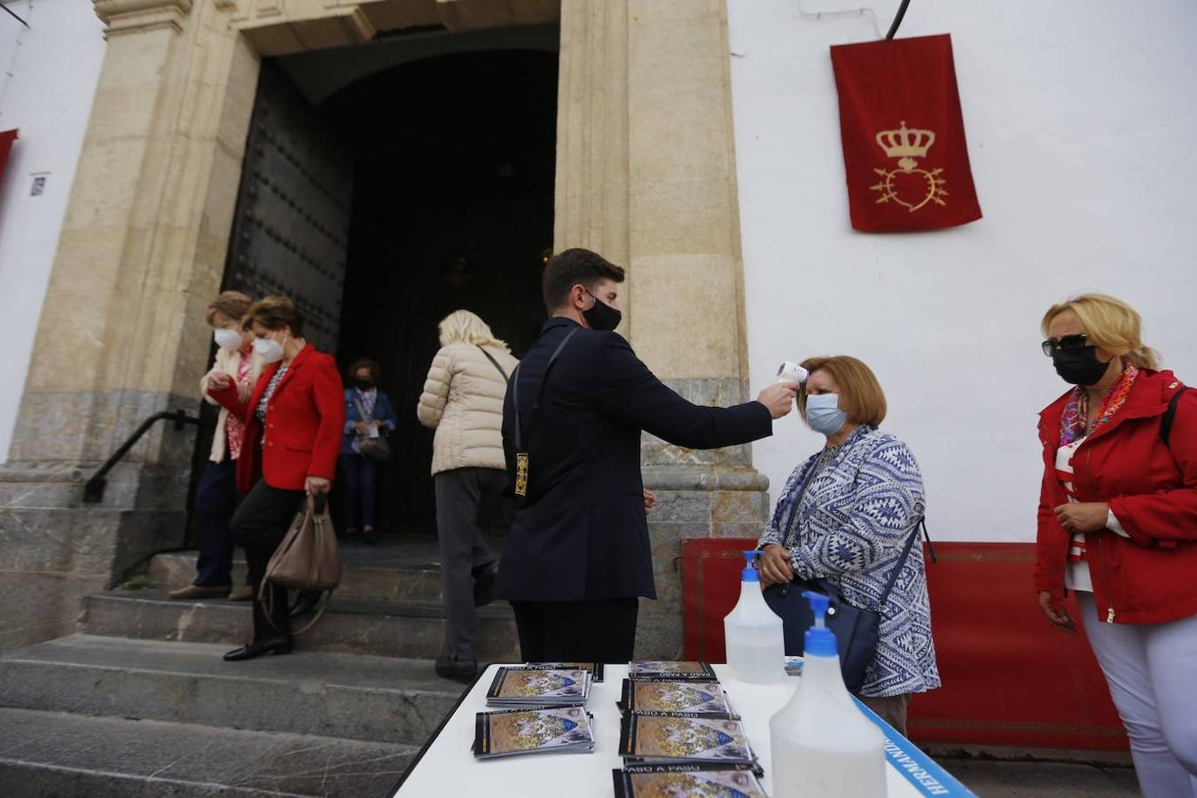 El Viernes de Dolores en la plaza de Capuchinos de Córdoba, en imágenes