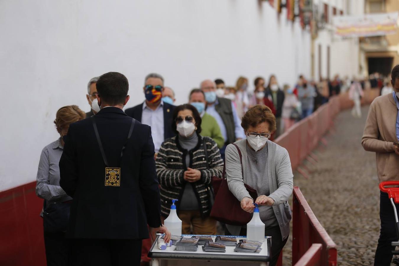 El Viernes de Dolores en la plaza de Capuchinos de Córdoba, en imágenes