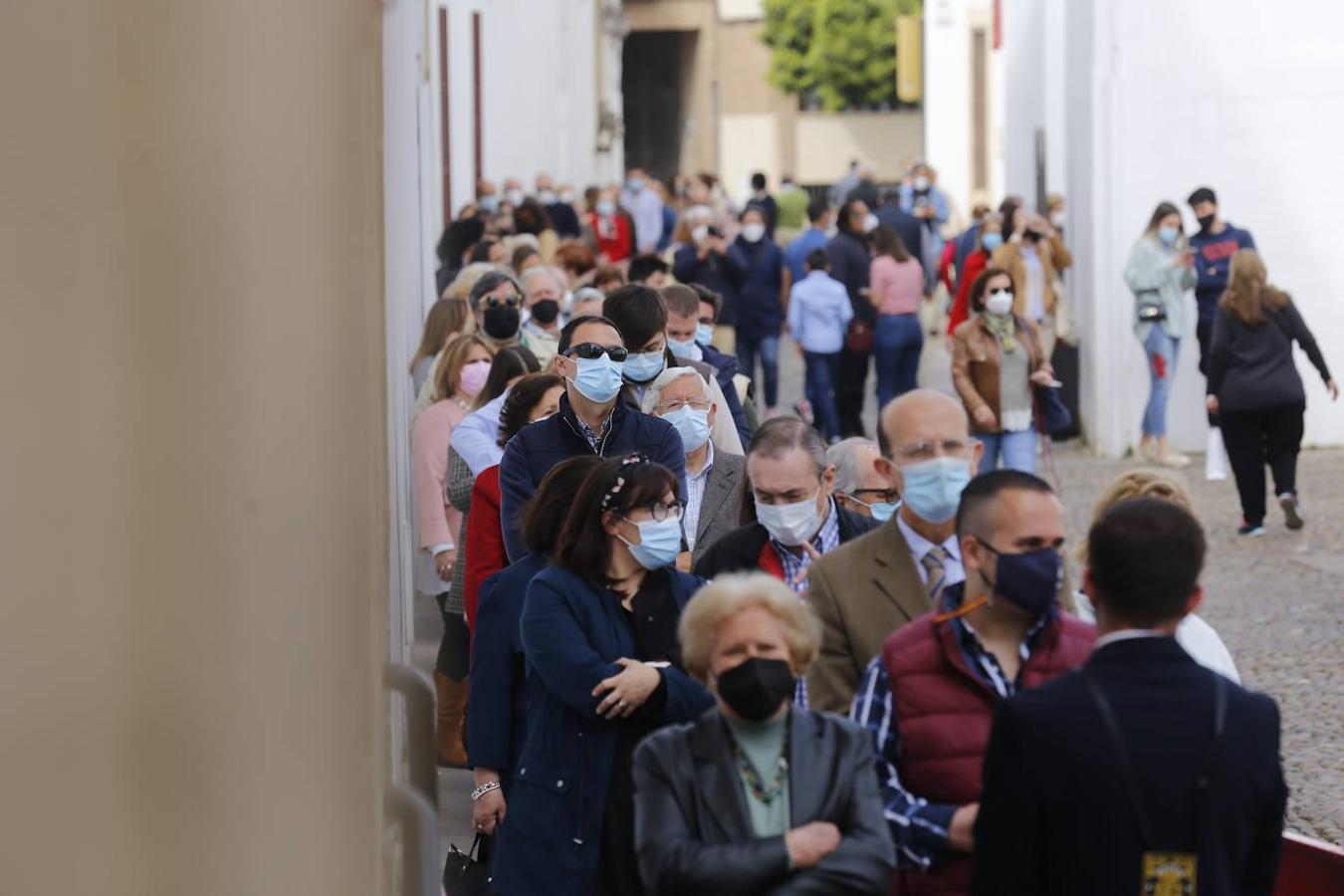 El Viernes de Dolores en la plaza de Capuchinos de Córdoba, en imágenes