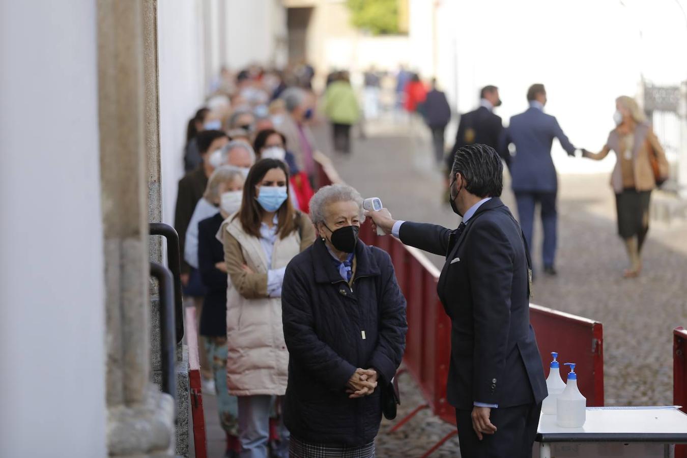 El Viernes de Dolores en la plaza de Capuchinos de Córdoba, en imágenes