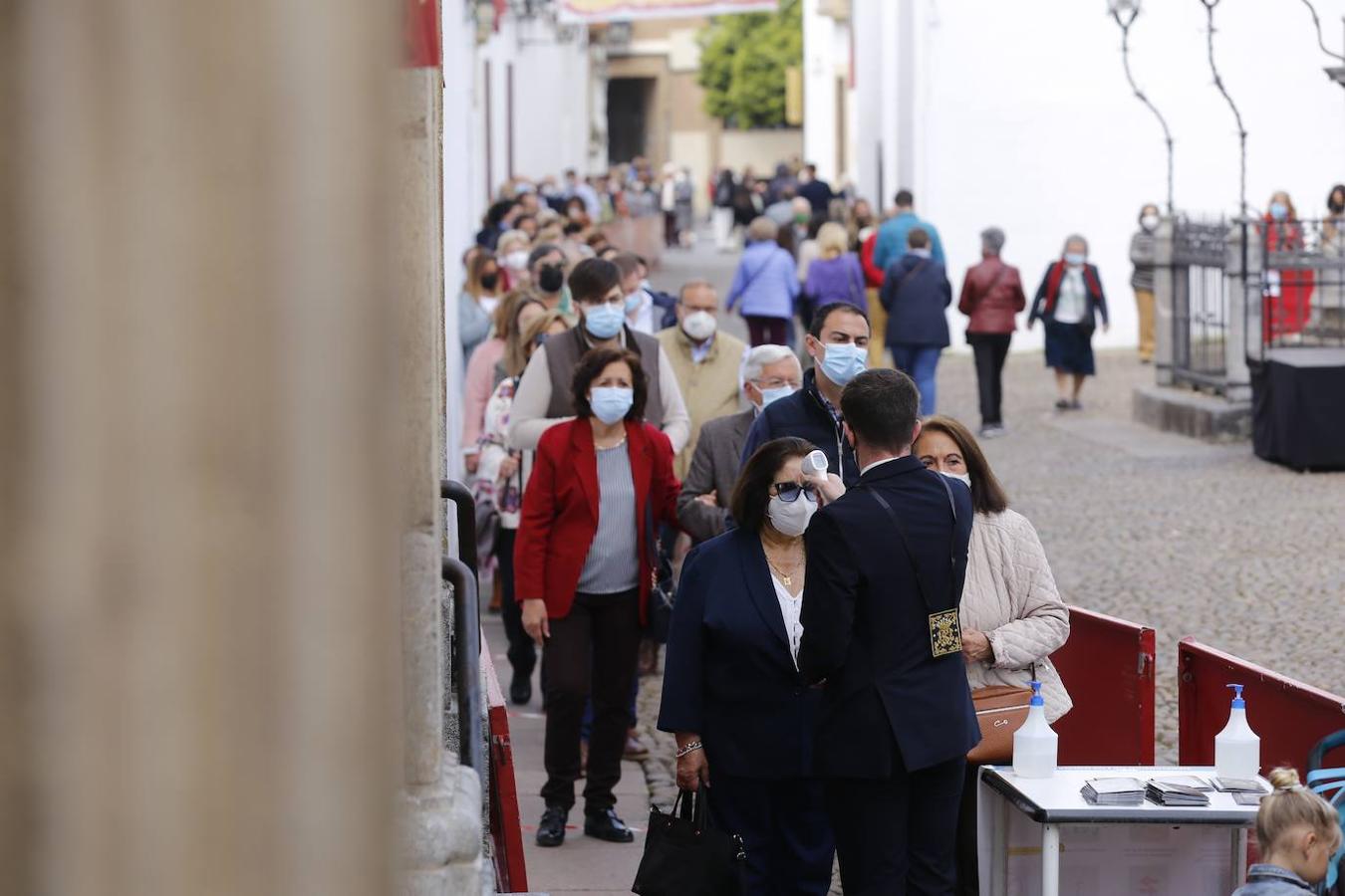 El Viernes de Dolores en la plaza de Capuchinos de Córdoba, en imágenes