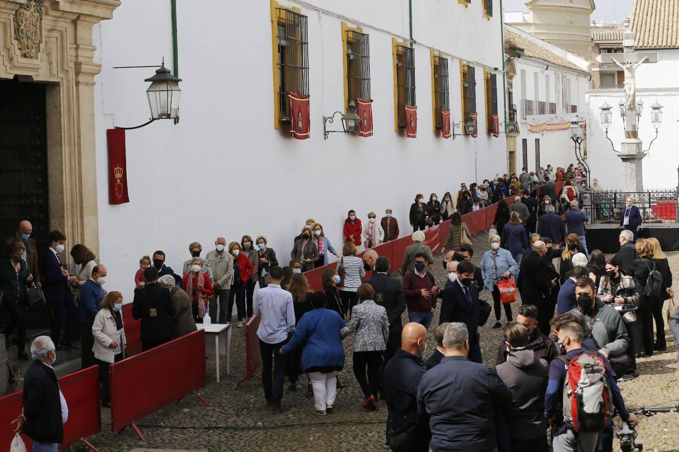 El Viernes de Dolores en la plaza de Capuchinos de Córdoba, en imágenes